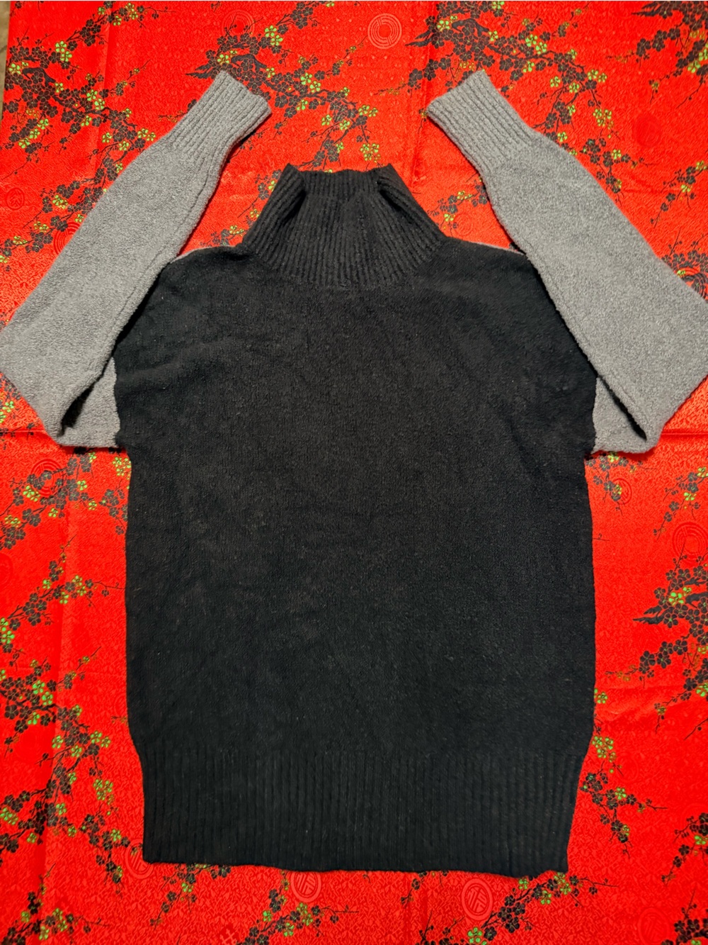 Caslon Black Body with Gray Sleeves Knit sweater